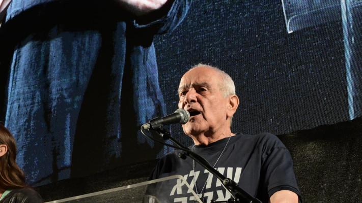 דן חלוץ בהפגנה לשחרור החטופים בכיכר הבימה. 26.4.25 (צילום: אבשלום ששוני)