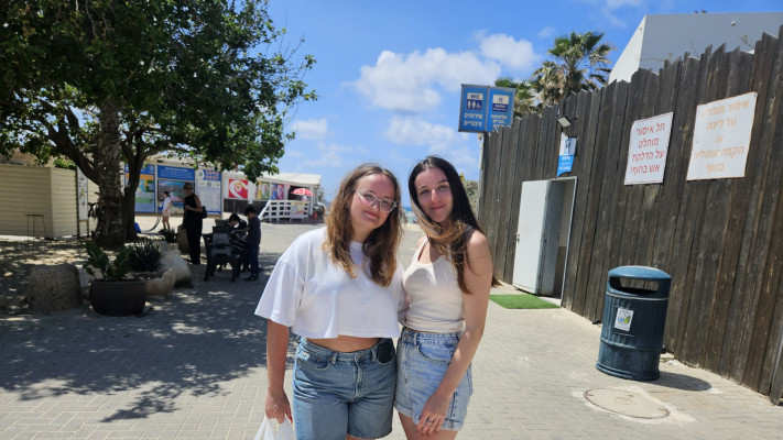 אליס וחברתה בחוף דור (צילום: אליה פרג'ון)