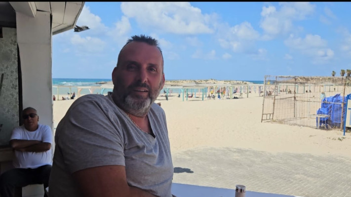 מולי שפר בחוף דור (צילום: אליה פרג'ון)