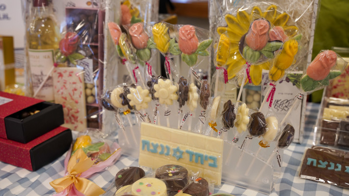 דוכן שוקולד מחלב עיזים של 'קקאו הגליל' בשוק עולים (צילום: ארגון נפש בנפש)