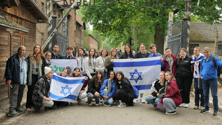 תלמידי משלחת מנהיגויות הנוער לפולין ביום השואה (צילום: רונן חורש, לע''מ)