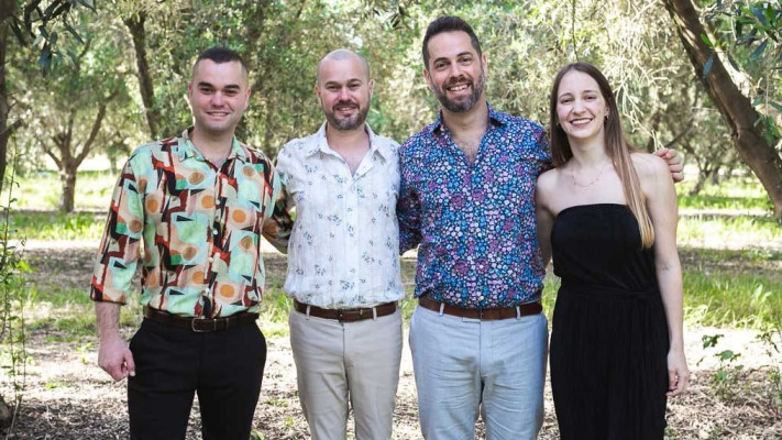 טל ואילון בחתונתם ומשני צידיהם עידו, האח של אילון שנפל, ומעין אשתו (צילום: אלבום פרטי)