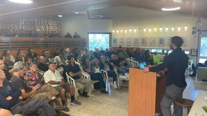 יום עיון שולחן מגדלי הבננות במועצת הצמחים (צילום: באדיבות מועצת הצמחים)