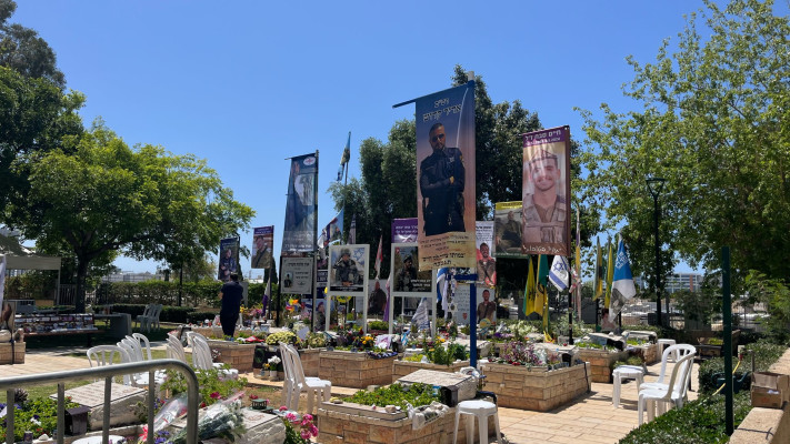 התמונות בחלקת השבעה באוקטובר בבית הקברות בחולון