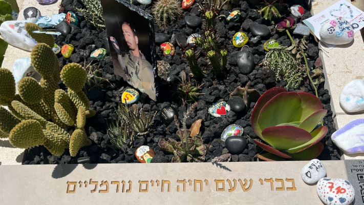 ''בכדי שעם יחיה חיים נורמלים - צריך קומץ אנשים לא נורמלים''. חלקת השבעה באוקטובר בבית הקברות בחולון