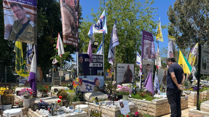 ''באתי להגיד תודה - אני חב להם את חיי''. חלקת השבעה באוקטובר בבית הקברות בחולון