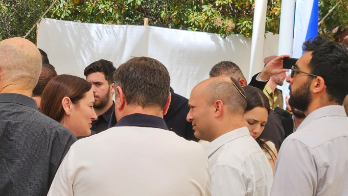 נפתלי בנט בטקס יום הזיכרון בעוספיא (צילום: אליה פרג'ון)