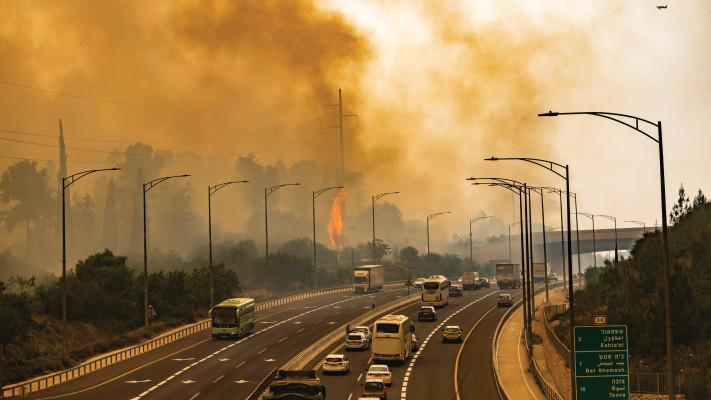 שריפה בסמוך לבית שמש (צילום: חיים גולדברג, פלאש 90)