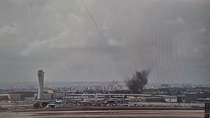תיעוד רגע הנפילה סמוך לנתב''ג בעקבות הירי מתימן (צילום: רשתות חברתיות)