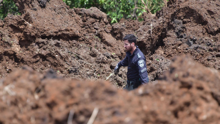 זירת נפילת הטיל מתימן בנתב''ג (צילום: אבשלום ששוני)