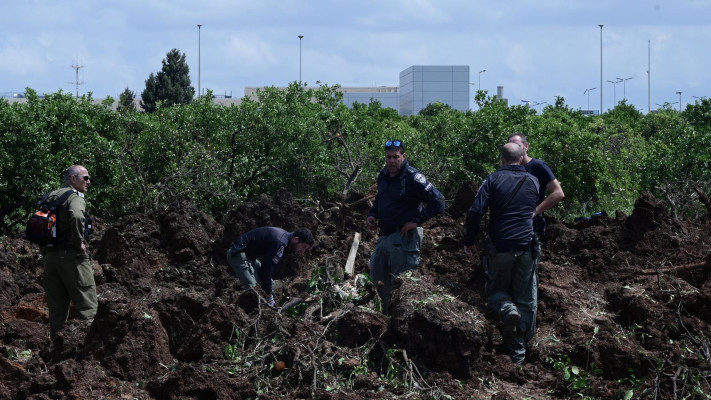 כוחות הביטחון בזירת נפילת הטיל מתימן בנתב''ג