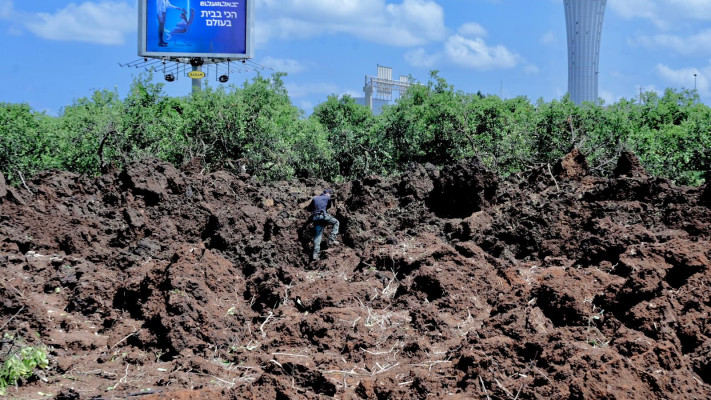 נפילת הטיל בנתב''ג (צילום: אבשלום ששוני)