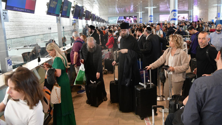 נוסעים מחכים בתורים בנתב''ג (צילום: אבשלום ששוני)