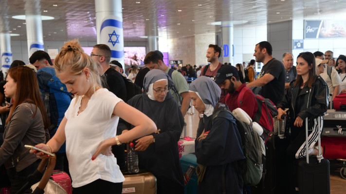 נוסעים תקועים בנתב''ג (צילום: אבשלום ששוני)