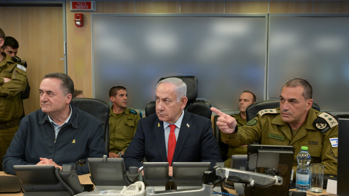 רא''ל אייל זמיר, בנימין נתניהו, ישראל כ''ץ. מתוך הבור של חיל האויר במהלך התקיפות בתימן (צילום: מעיין טואף/לע״מ)