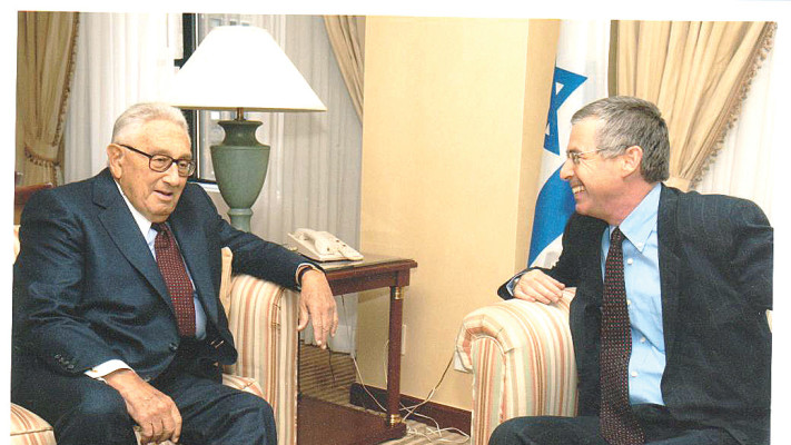 מייק הרצוג והנרי קיסינג'ר (צילום: אריאל חרמוני)
