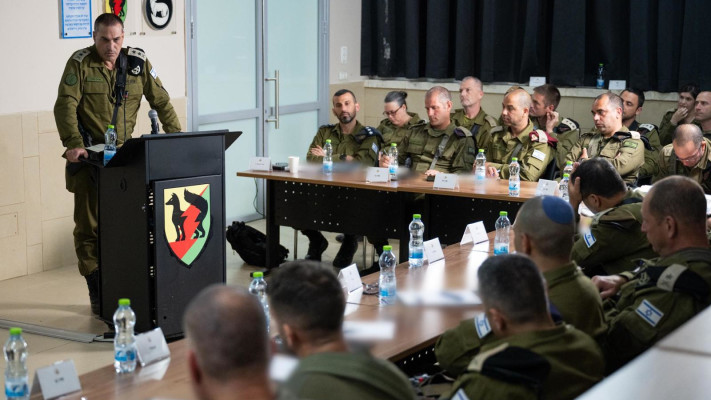 אייל זמיר בשיחה עם מפקדים (צילום: דובר צה''ל)