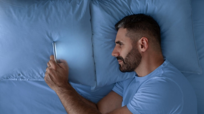 חשיפה למסכים. עלולה לעכב את הפרשת המלטונין (צילום: שאטרסטוק)