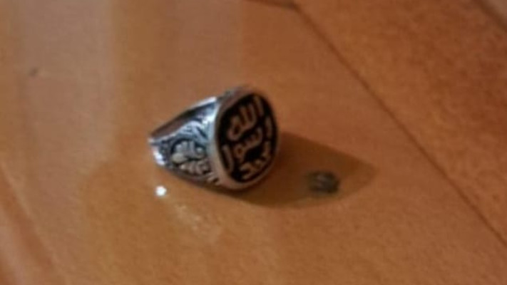 טבעת דאע''ש בבעלותו של תושב כפר קאסם שנעצר (צילום: דוברות המשטרה)