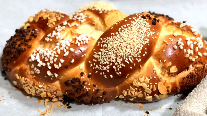 חלה. אין כמעט שבת בלי חלה או לחמניות (צילום: פסקל פרץ-רובין)