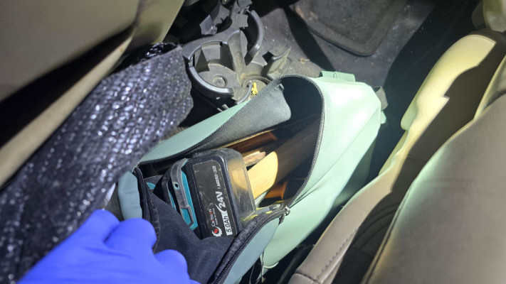 כלי הפריצה שנמצאו ברכב (צילום: דוברות המשטרה)