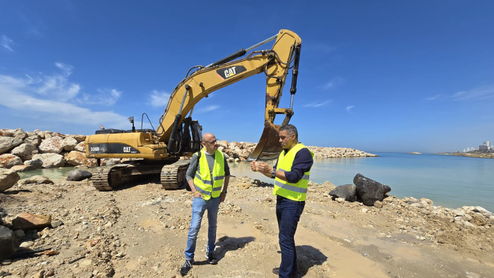 מנכ''ל החברה הממשלתית להגנות מצוקי חוף הים התיכון, אילן לביא בפרוייקט שוברי הגלים בנתניה (צילום: החברה הממשלתית להגנות מצוקי חוף הים התיכון)