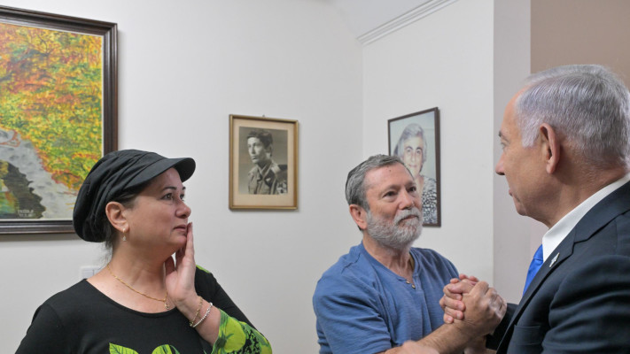 ראש הממשלה בנימין נתניהו עם משפחתו של צבי פלדמן ז''ל (צילום: קובי גדעון לע''מ)