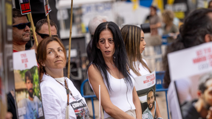 עינב צנגאוקר בכיכר החטופים, יום שחרור עידן אלכסנדר (צילום: חיים גולדברג, פלאש 90)