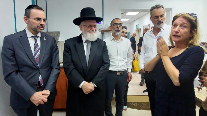 מנהלת המרכז הרפואי מזור ד״ר קרן גינת עם שר הבריאות אוריאל בוסו (משמאל)