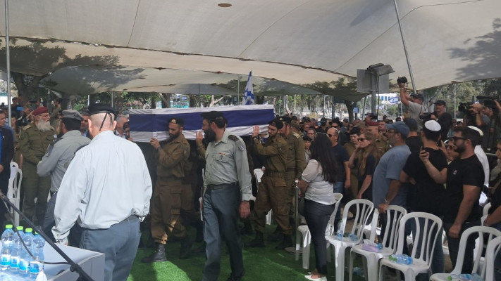 ארונו של רס''ל צביקה פלדמן ז''ל בבית העלמין הצבאי בחולון