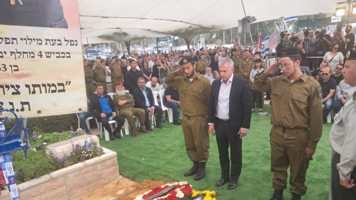 ראש המוסד דדי ברנע מניח זר לכבודו של רס''ל צביקה פלדמן ז''ל