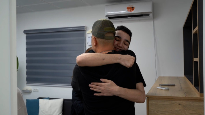 עידן אלכסנדר עם משפחתו בנקודת המעבר (צילום: דובר צהל)