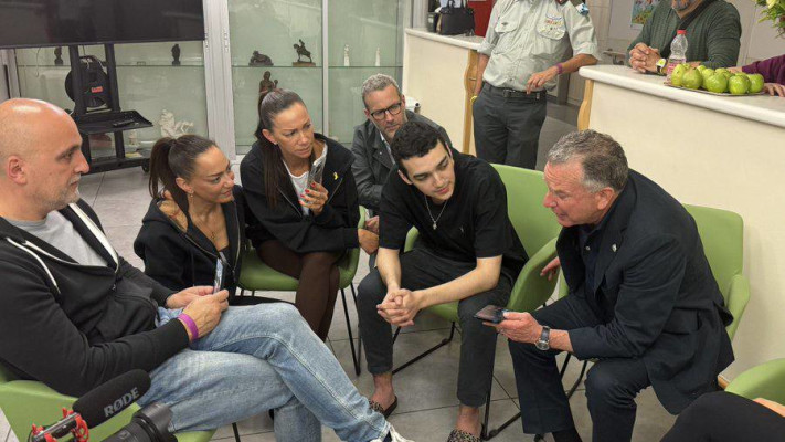 עידן אלכסנדר בשיחה עם דונלד טראמפ  (צילום: דוברות איכילוב)