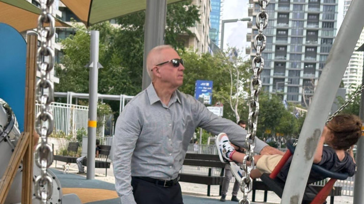 יואב גלנט נתפס בגינת השעשועים (צילום: פול סגל)