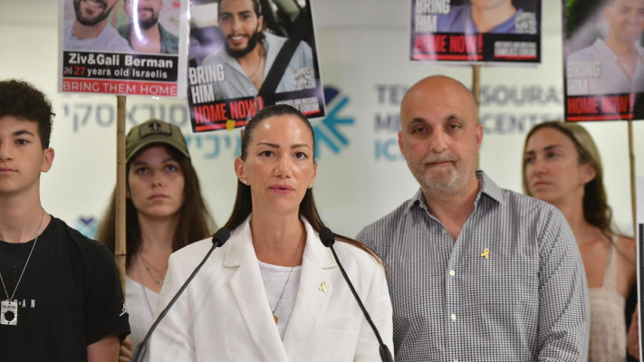 משפחתו של עידן אלכסנדר בבית החולים (צילום: אבשלום ששוני)