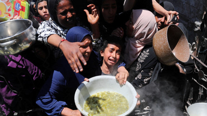 תור לאוכל בעזה, בית להיא (צילום: REUTERS/Mahmoud Issa)