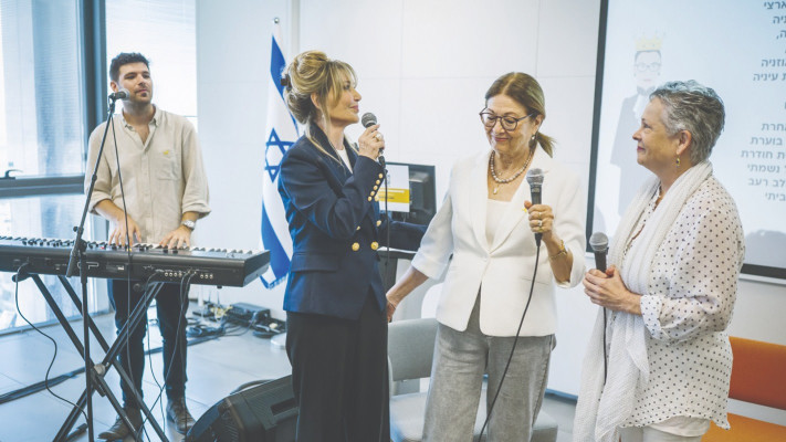 רונית אופיר, אסתר חיות, ברוריה לקנר ואמיר לקנר (צילום: אליעזר כהן)