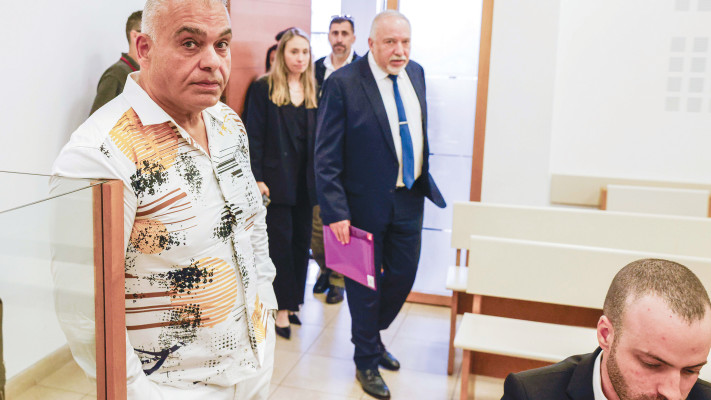 אביגדור ליברמן ויוסי כמיסה בבית המשפט (צילום: אבשלום ששוני)