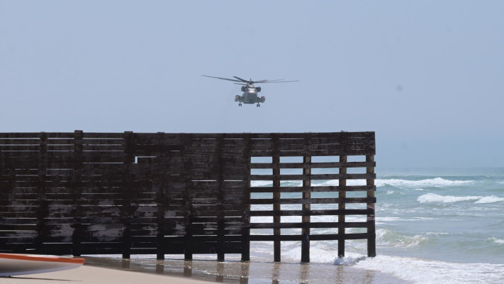 המסוק שהוזנק לזירה בבת ים (צילום: אבשלום ששוני)