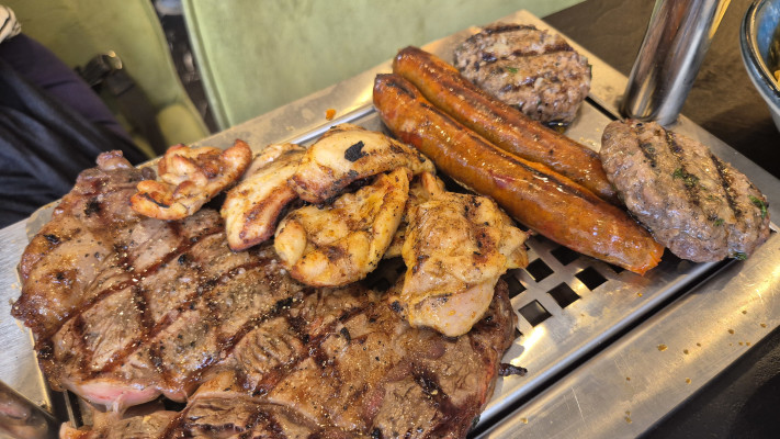 פלטת בשרים במסעדת באבי