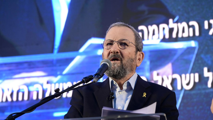 אהוד ברק נושא דברים בהפגנה בכיכר הבימה (צילום: אבשלום ששוני)