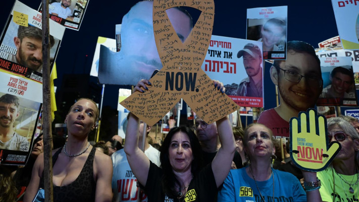 מפגינים למען החטופים בכיכר הבימה (צילום: אבשלום ששוני)