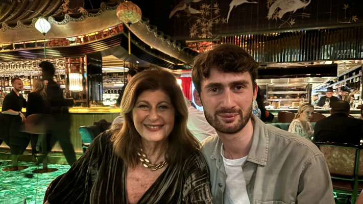 טינה פמברטון ובנה בלונדון