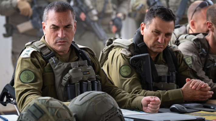 הרמטכ''ל ומפקדים נוספים בהערכת מצב בצפון רצועת עזה, מרכבות גדעון (צילום: דובר צהל)