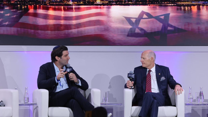 הסנאטור האמריקני ריק סקוט בכנס השנתי של הג'רוזלם פוסט בניו יורק (צילום: מרק ישראל סלם)