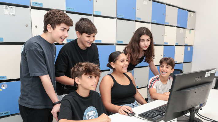 תלמידי כיתה ז' מחטה''ב עירוני ד' תל אביב המשתתפים בחידון (צילום: עופר עמרם)
