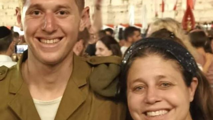 המורה ורדה מורל עם בנה סמ''ר מעוז מורל ז''ל (צילום: באדיבות המצולמים)