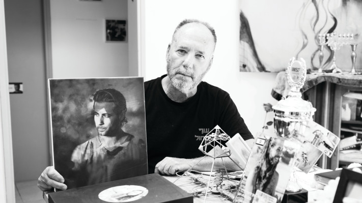 חיבוק אחרון. תערוכת תיעוד אבות שכולים