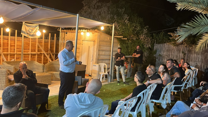 איתמר בן גביר בשיחה עם תושבי עומר (צילום: פלד ארבלי)
