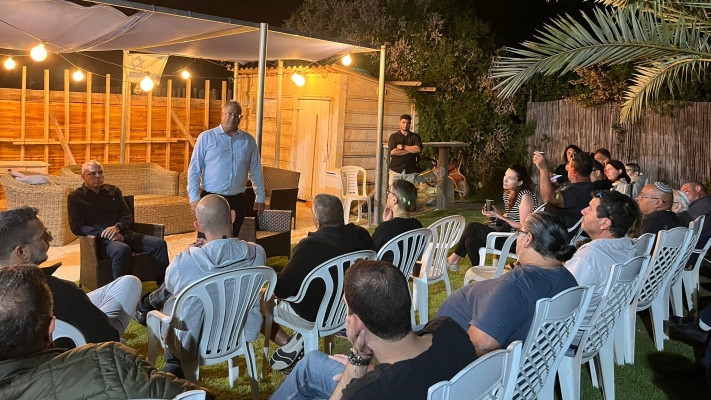איתמר בן גביר בשיחה עם תושבי עומר (צילום: פלד ארבלי)